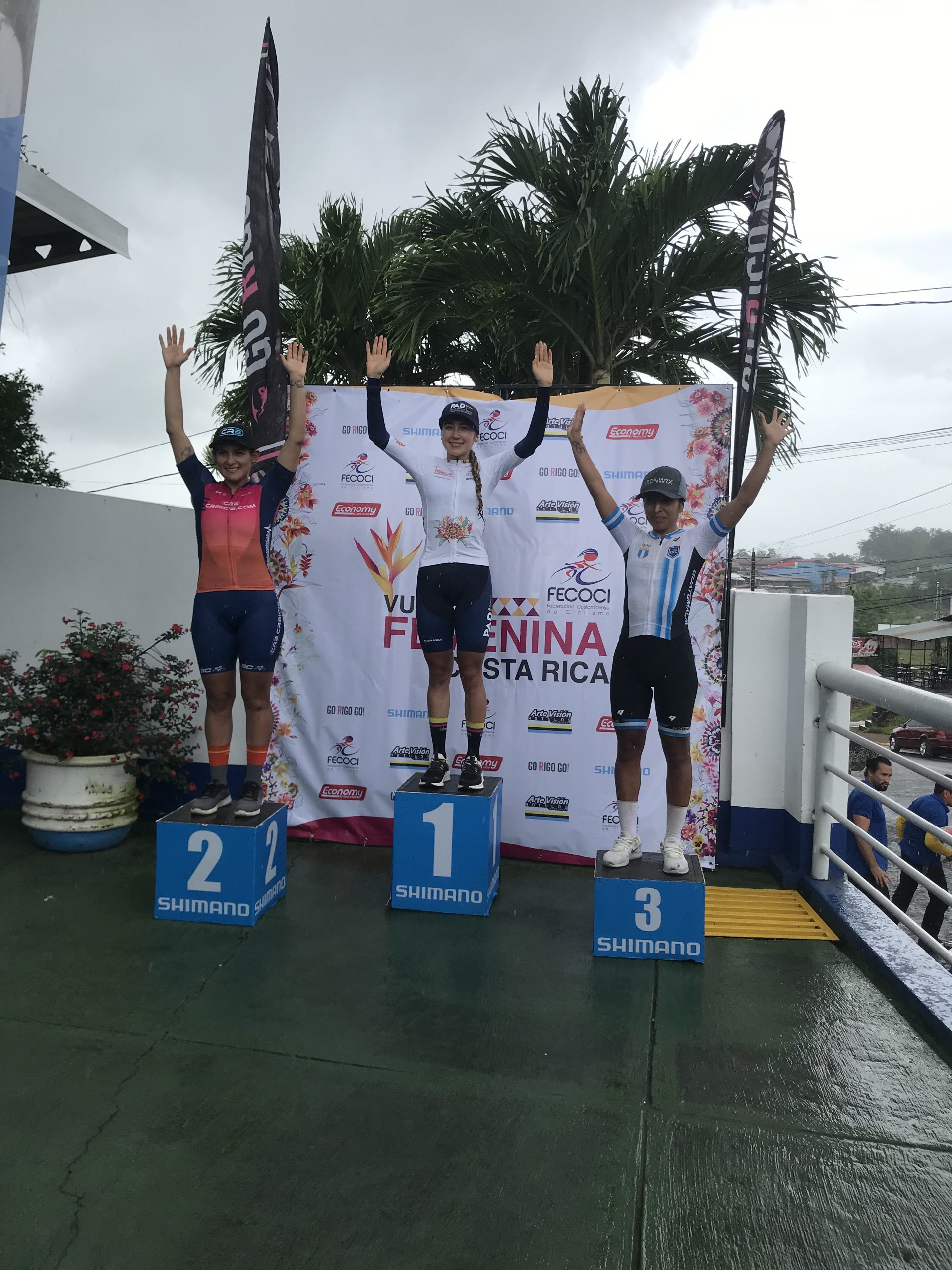 Segunda etapa de la Vuelta Femenina fue recibida en Santa Rosa con presencia de lluvia