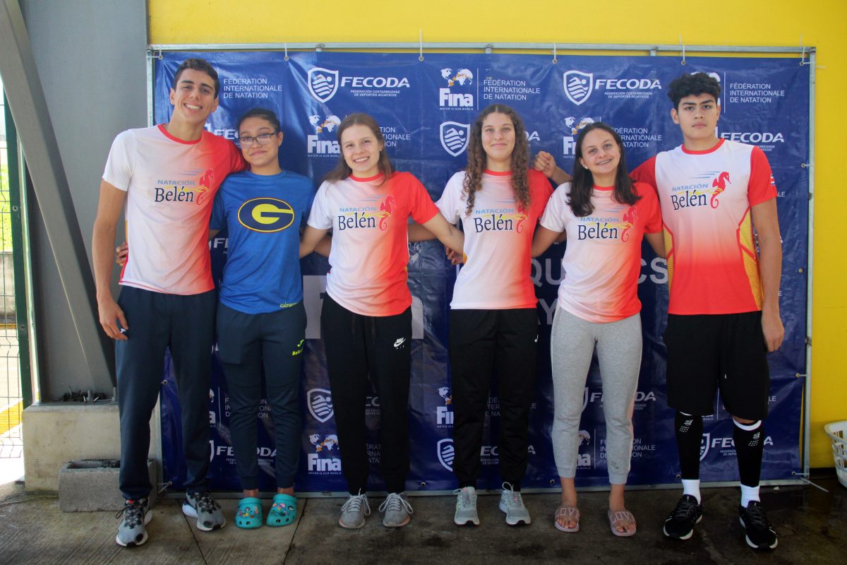 Nadadores juniors a nadar en Lima