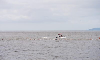 Una desafiante natación puso a prueba a triatletas en Puntarenas