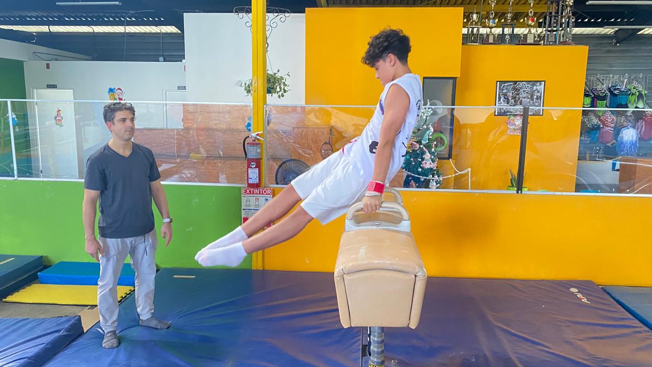 Entrenadores y atletas de gimnasia artística se capacitan con instructor internacional