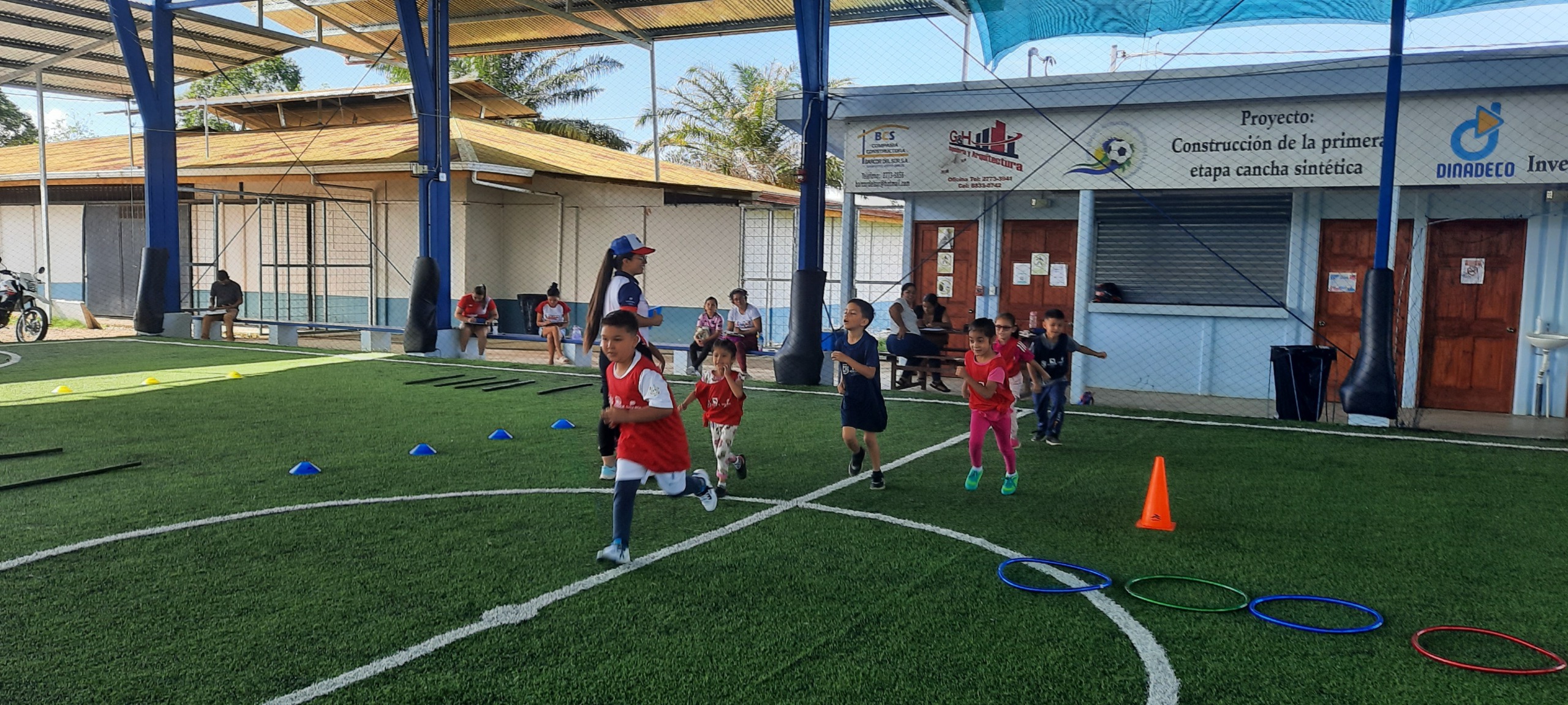 Kilómetros que unen corazones: Comunidades en Movimiento lleva herramientas y esperanza a cada comunidad